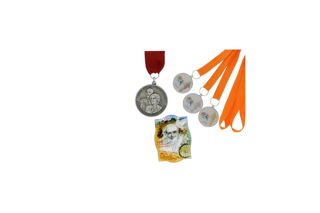 Dienstleister: Plakette, Medaille oder Münze in verschiedenen Herstellungsverfahren und mit einer großen Auswahl an Kordeln und Bändern produzieren wir bereits ab 100 Stück. - Pins & mehr GmbH & Co. KG