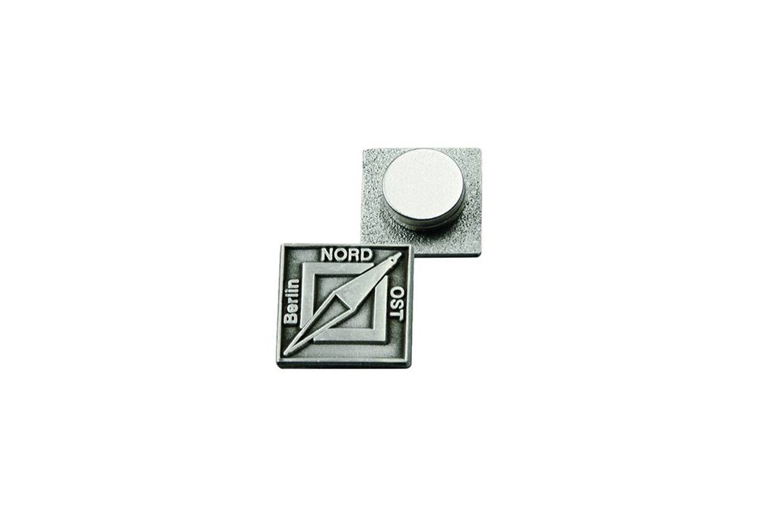 Dienstleister: Jeder Pin kann auch mit Magnetverschluss geliefert werden. - Pins & mehr GmbH & Co. KG