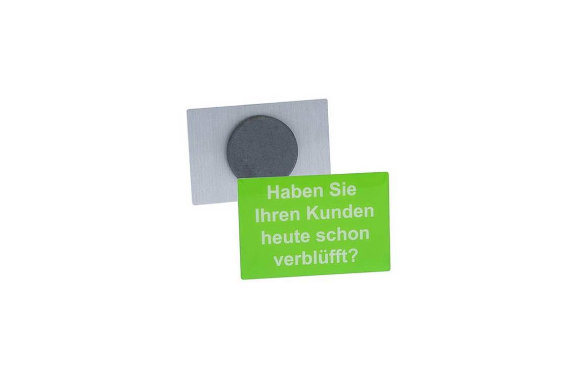 Dienstleister: Der Magnet - Pin wird wie ein Ansteck- Pin hergestellt, hat aber auf der Rückseite einen schwarzen Gussmagneten befestigt. Lieferung erfolgt ab 100 Stück. - Pins & mehr GmbH & Co. KG
