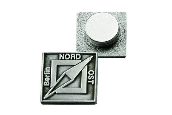 Dienstleister: Jeder Pin kann auch mit Magnetverschluss geliefert werden. - Pins & mehr GmbH & Co.KG
